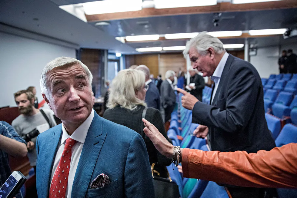 Christen Sveaas får klapp på skulderen etter ekstraordinær generalforsamling i Norske Skog. Foto: Aleksander Nordahl