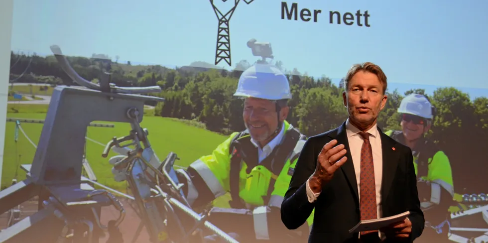 Statsråd Terje Aasland forteller at det vil komme nye prinsipper for nettutbygging. Bildet er tatt ved en tidligere anledning.