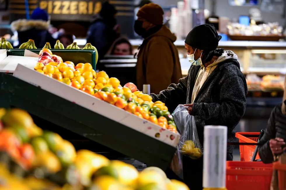 Etter ulike typer energivarer og transporttjenester er det matvarer som har steget mest i pris i USA. I oktober steg kategorien mat, utenom restaurantmat, 12,4 prosent fra samme måned året før. Her plukker en person frukt i en butikk i storbyen Philadelphia, USA.