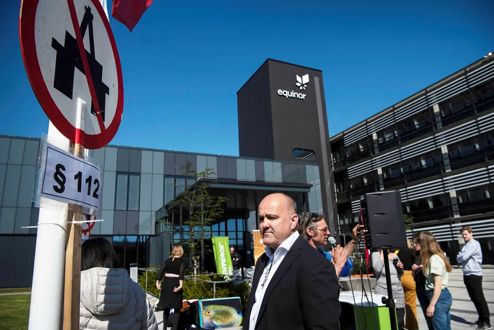 Martin Normann i Greenpeace var sentral under demonstrasjon mot olje i Australia-bukta utenfor Equinors business Centre onsdag.