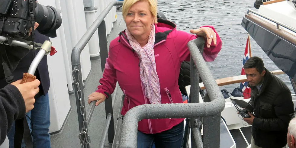 BORT MED GRUNNRENTE: FrP-leder og finansminister Siv Jensen på en lakselokalitet i Bodø kommune. Senterpartiet tror det blir enklere å skrinlegge grunnrente på havbruk med en ny finansminister.