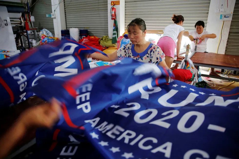 Banner med slagord for gjenvelgelse av Donald Trump i 2020 produseres på en fabrikk i Fuyang i Kina. Slagordet er «Keep America Great!»