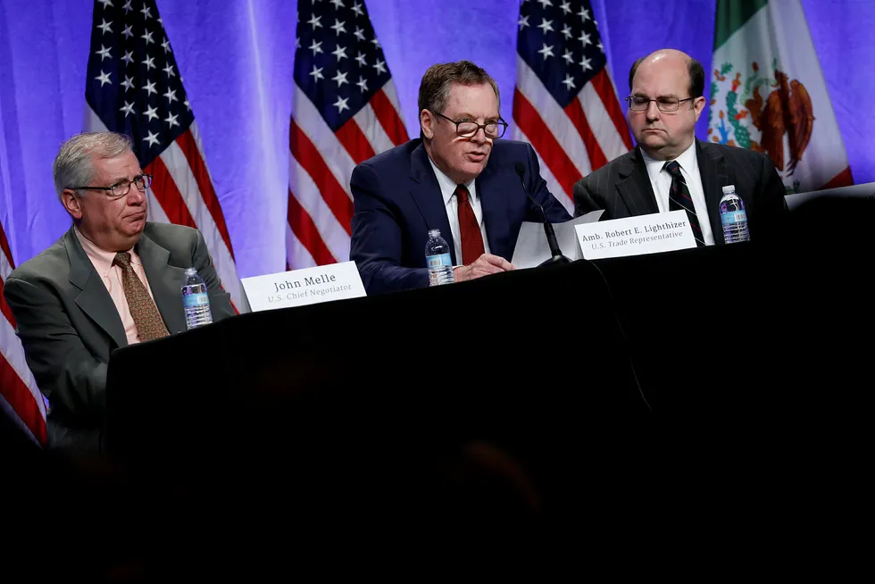 – Vi mener NAFTA har vært grunnleggende feil for mange, mange amerikanere og må forbedres kraftig, sa handelsutsending Robert Lighthizer (i midten). Foto: AARON P. BERNSTEIN/Reuters/NTB Scanpix