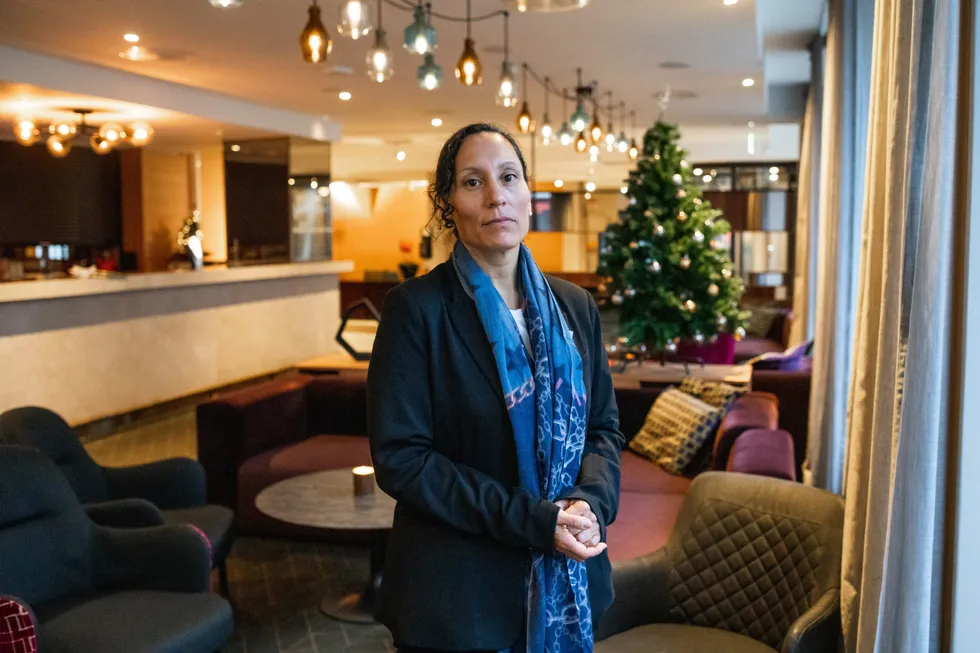 – Her på hotellet følger vi alle anbefalinger og retningslinjer og håper nå at det snart kommer på plass en god lønnsstøtteordning, sier Monica Fladvad Carivau, som er hotelldirektør på Scandic Solli.