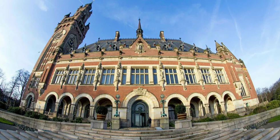 Stevningen mot Nærings- og fiskeridepartementet som er levert til Oslo tingrett, kan ende i den internasjonale domstolen i Haag