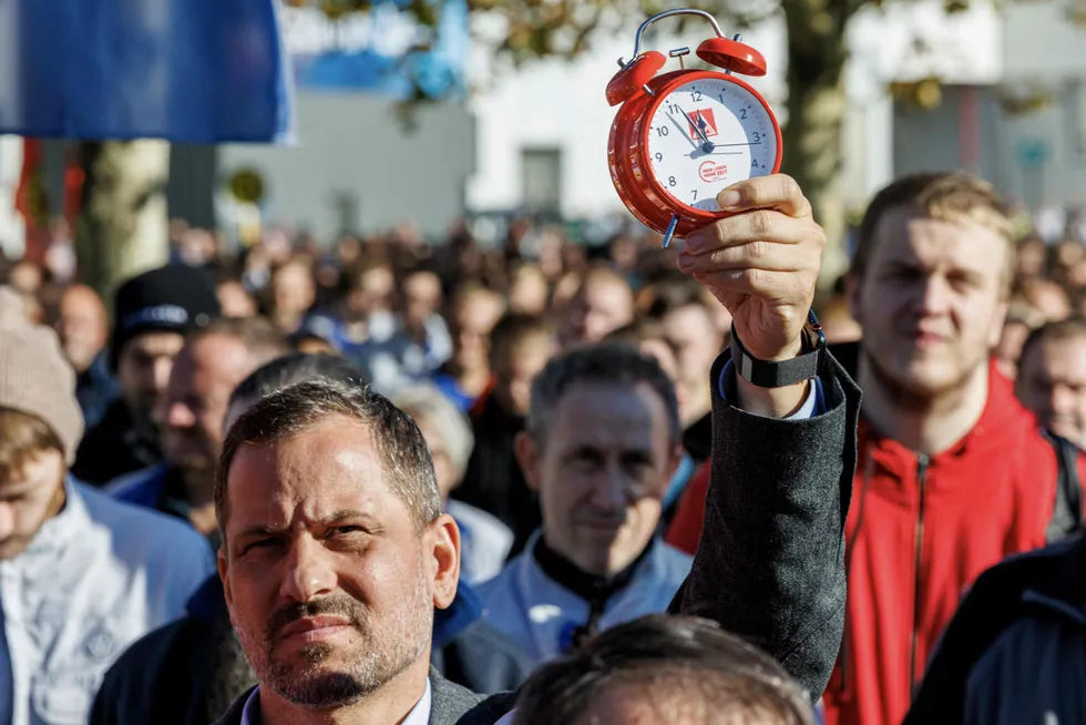 Det er fem på tolv for Volkswagen, mener en ansatt på fabrikken i Zwickau, øst i Tyskland. Han protesterer mot nedleggelse av tre bilfabrikker.