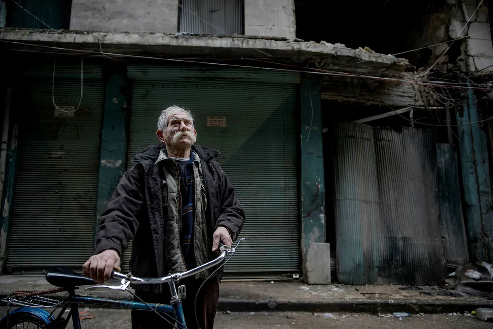 Aleppo har vært kjent for sin rike sammensetning av minoriteter. Før krigen var det 60.000 armenere her, nå er det mellom ti og tolv tusen igjen. Hagop Barbarian, her foran boligen sin, er en av dem. Naboleiligheten er blitt truffet av en napalmbombe. Foto: Aleksander Nordahl