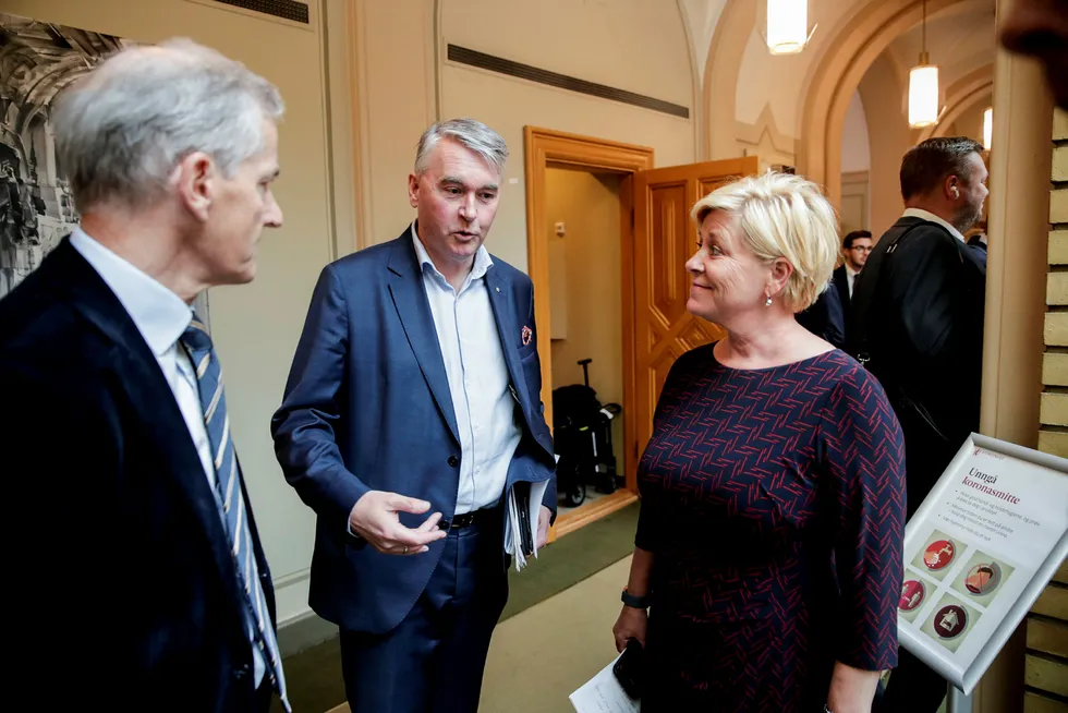 Det er løsning i det betente spørsmålet om oljeskatt på Stortinget. Her er Ap-leder Jonas Gahr Støre (fra venstre), Høyres parlamentariske leder Trond Helleland og Frp-leder Siv Jensen.