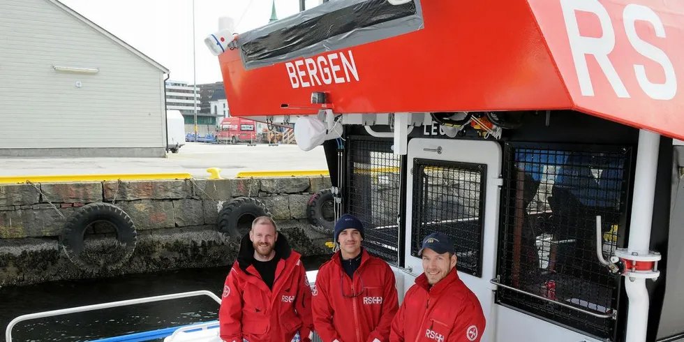 Båten er ennå ikke døpt, så navnet er foreløpig tildekket. Maskinist Steffen Nonbo (t.v.), styrmann Rikard Bjørklund og kaptein og dykker Torjus Sandsdal er svært fornøyde med sin nye arbeidsplass. Foto: Kjersti Kvile