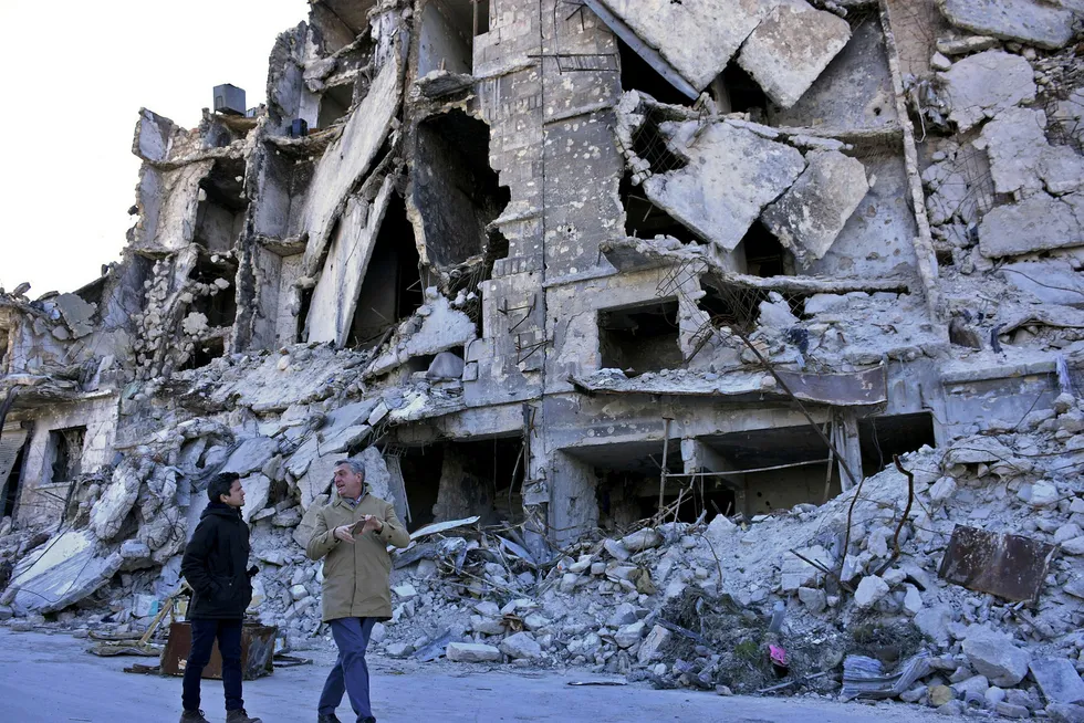 FNs høykommisær for flyktninger Filippo Grandi (til høyre) besøker gamlebyen i Aleppo torsdag. Foto: George Ourfalian/AFP photo/NTB scanpix