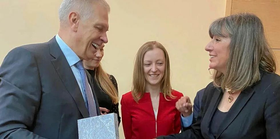 Sernapescas Alicia Gallardo (t.h.) møtte Rosselkhoznadzors Sergeij Dankvert (t.h.) i Moskva på torsdag. Tema var russiske import-restriksjoner på chilensk laks. Oversetteren i midten.