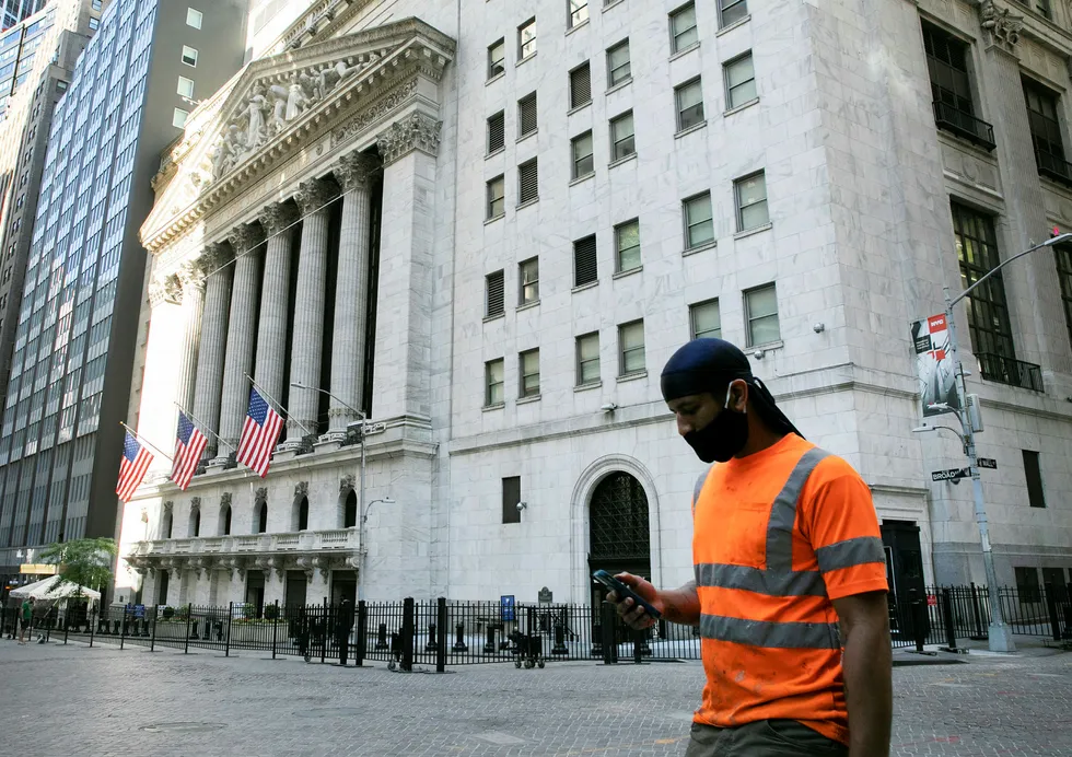 Ansiktsmaske er nå helt vanlig på Wall Street, her utenfor New York-børsen.