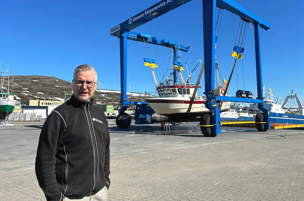 Bjørn Aarnes er daglig leder i Barents skipsservice i Båtsfjord, Øst-Finnmark merker sanksjonene for russiske fiskebåter i Norge og ifølge Aarnes har de tapt 14 millioner, 33 prosent av omsetningen sin, på restriksjonene.