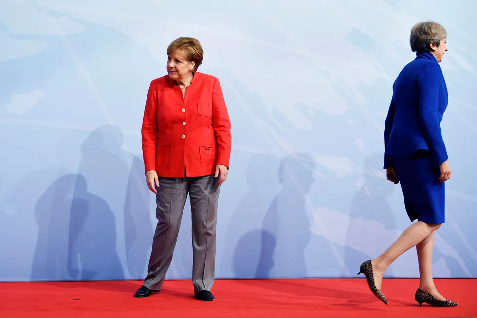 Tysklands forbundskansler Angela Merkel (til venstre) ga onsdag beskjed om at hun ikke ville komme til møtet på søndag hvis det ikke foreligger en ferdigforhandlet tekst å undertegne. Til høyre Storbritannias statsminister Theresa May. Foto: Christian Charisius/AP/NTB Scanpix