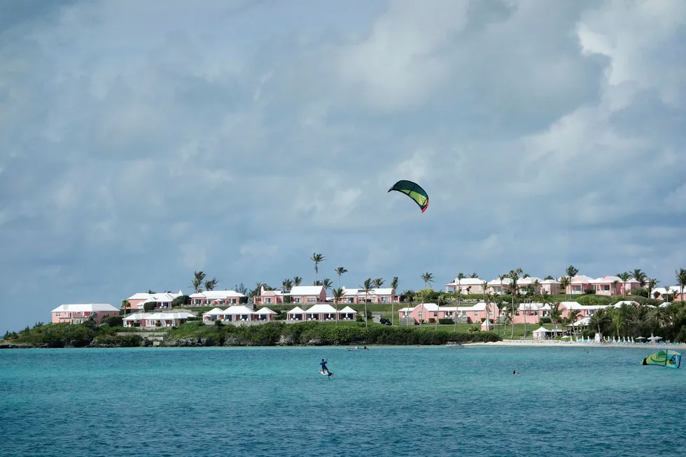 Kitesurfing er en populær virksomhet på Bermuda. En annen er å sluse penger via øya for å unngå skatt. Foto: Don Emmert/AFP/NTB Scanpix