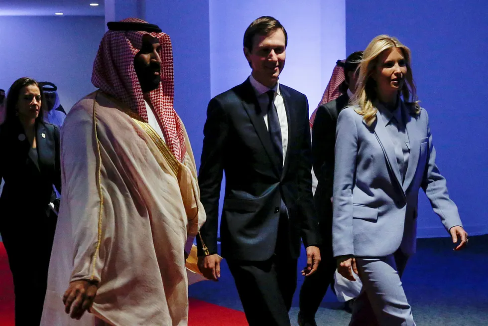 Jared Kushner og Saudi-Arabias Mohammed bin Salman har lenge hatt et tett forhold, og de møtes snart igjen. Her med konen og presidentdatteren Ivanka Trump i Riyadh for et par år siden.