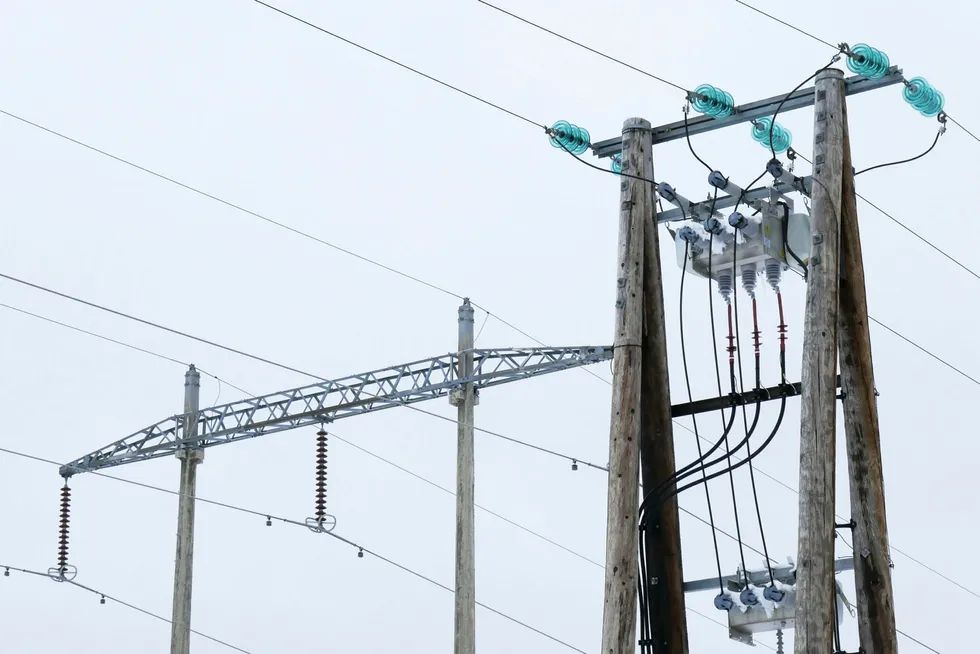 Investeringer i nettene fører til økt leie. Bildet viser strømkabler fra mast til mast på Skeikampen i Oppland. Foto: Johansen, Erik