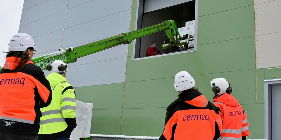 Pallen med den aller første rogna løftes inn i klekkeriet i Cermaqs settefiskanlegg som åpnet i Forsan i Steigen for tre år siden.