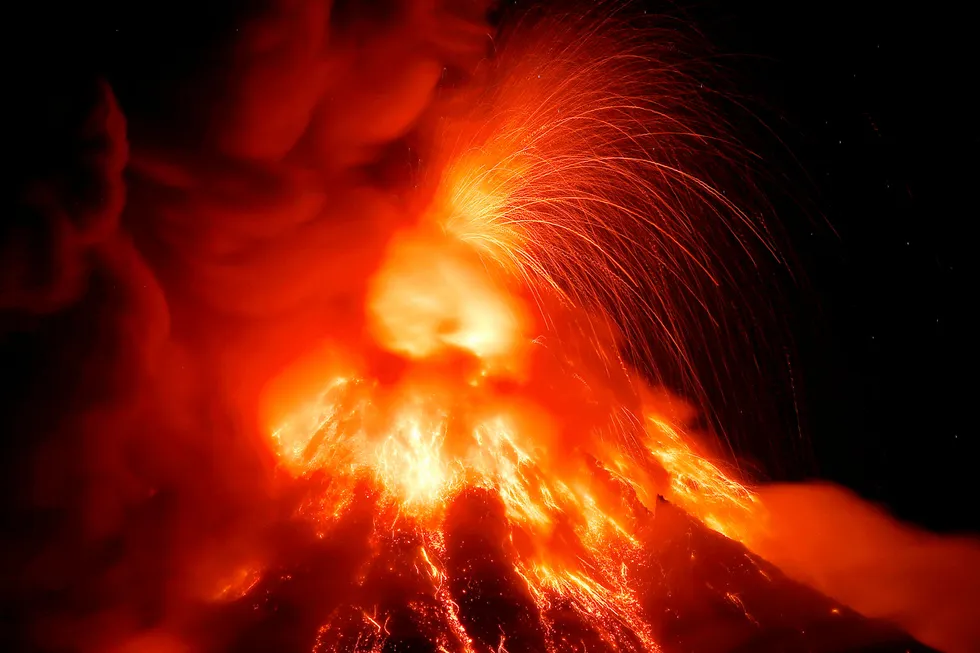 Vulkanen Mayon spyr ut lave for andre dag på rad. På det meste sto lavaspruten 700 meter til værs. Foto: Bullit Marquez/AP photo/NTB scanpix