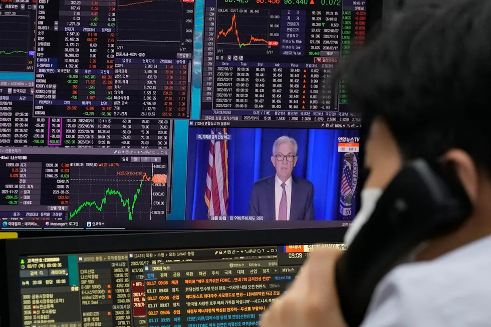 Sjefen for den amerikanske sentralbanken, Jerome Powell, vises på en av skjermene til en valutatrader hos KEB Hana Bank i Seoul, Sør-Korea. Powell har signalisert at renten skal kraftig opp i USA.