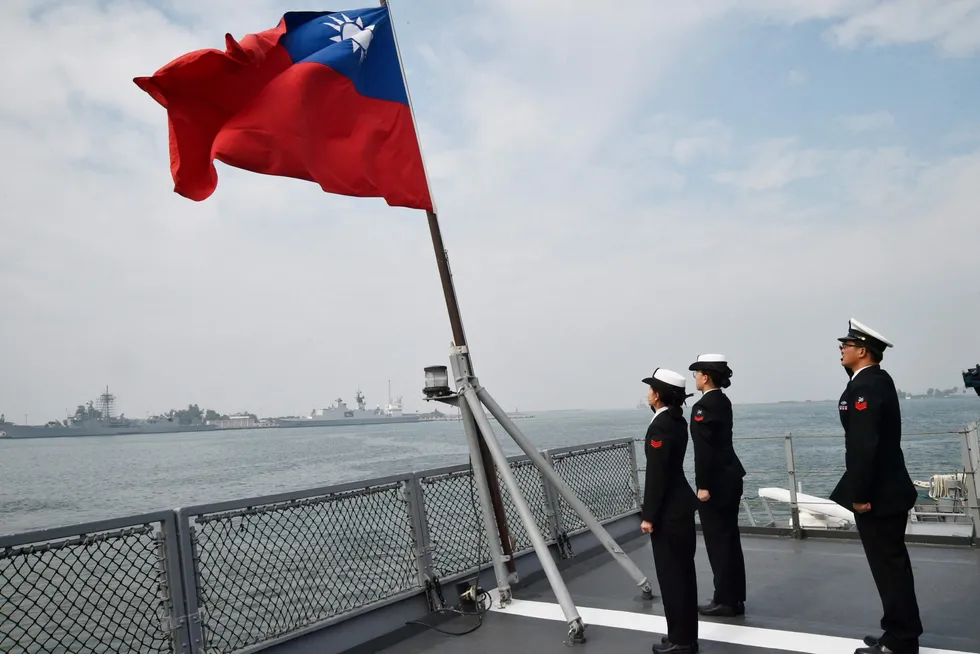 Taiwanske sjøoffiserer i giv akt på en militærøvelse. Frykten øker for en kinesisk invasjon.