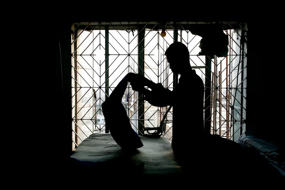 Selskap A finner ut at lønnsnivået ved fabrikken i Bangladesh knapt er til å leve av. Selskap B rapporterer at «alle grunnleggende krav til lønns- og arbeidsvilkår er ivaretatt» ved samme fabrikk. Bilde fra klesfabrikk i Bangladesh.
