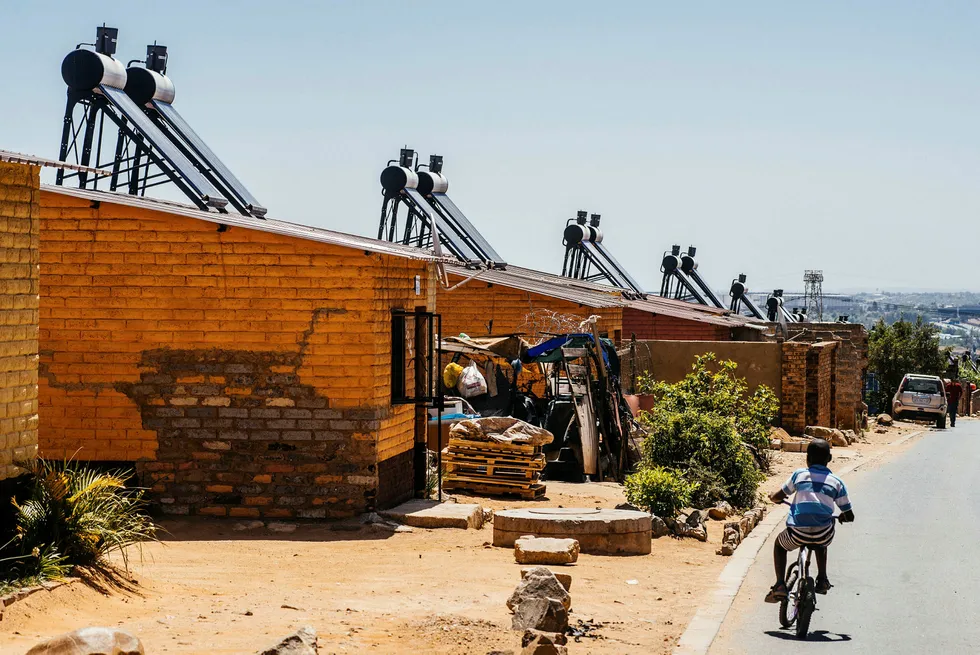. Jeg kjenner i dag ikke til noen norsk bank som er villig til å låne til solkraftprosjekter i Afrika, sier forfatteren. Her er solcellepaneler på hustak i bydelen Alexandra, utenfor Johannesburg i Sør-Afrika. Foto: Waldo Swiegers/Bloomberg