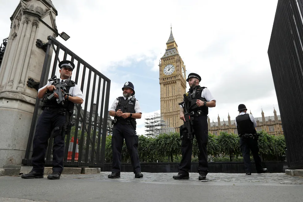 Bevæpnet politi i nærheten av parlamentet i London, 16. juni. Foto: PETER NICHOLLS