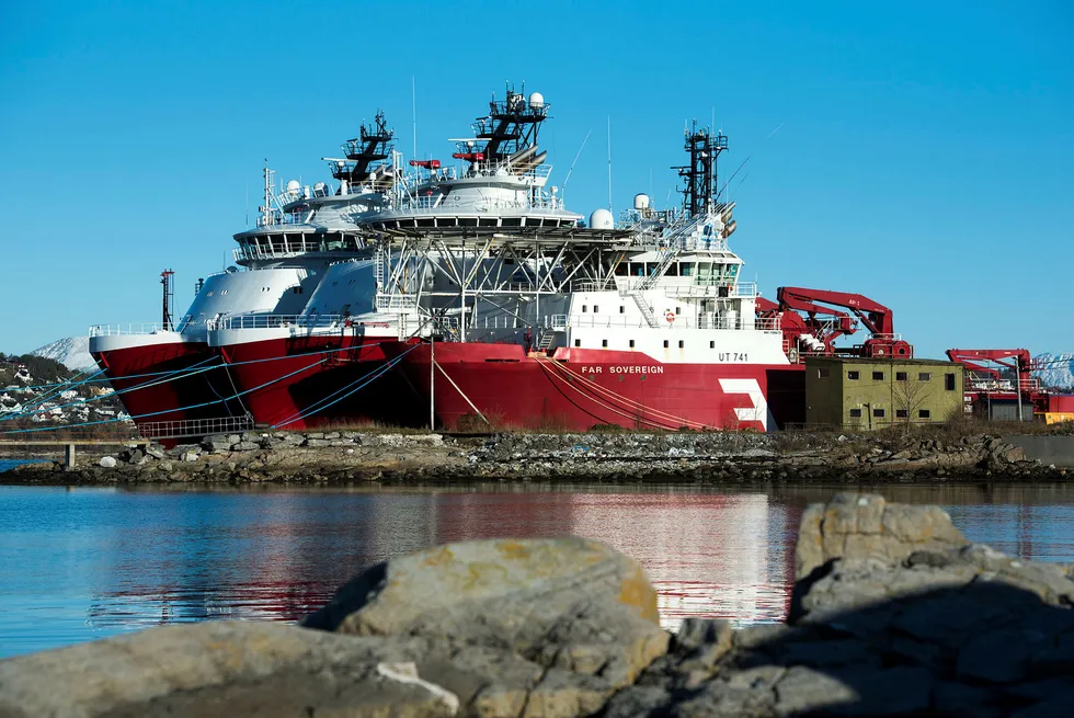 Offshoreskip fra Farstad Shipping i opplag ved Humla utenfor Ålesund. Foto: Per Ståle Bugjerde