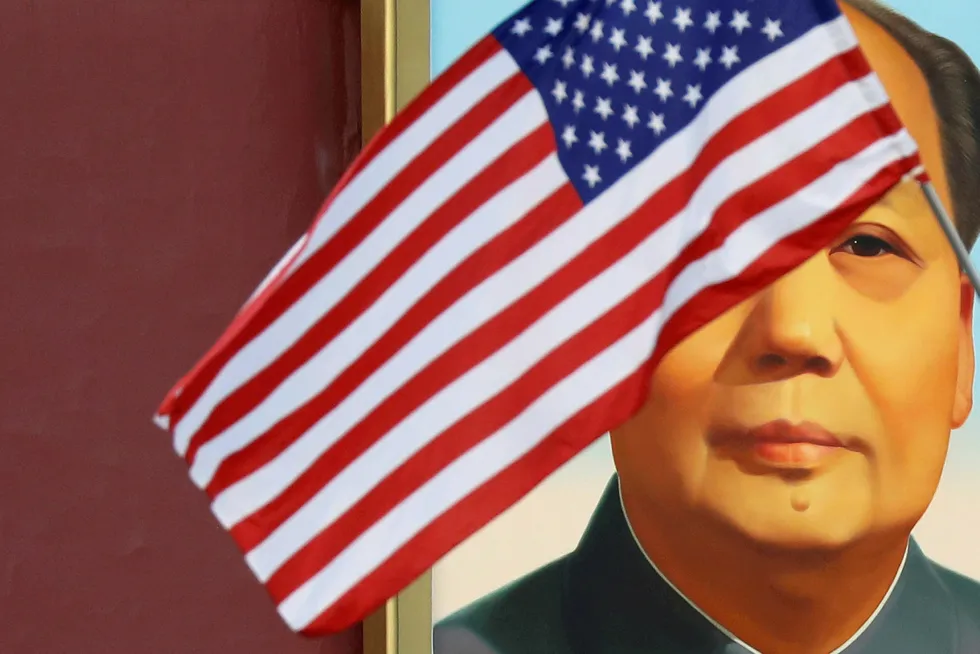 BEIJING – CHINA – 08.11.2017: U.S. flag flutters in front of a portrait of late Chinese Chairman Mao at Tiananmen gate during the visitt by U.S. president Trump to Beijing – A U.S. flag flutters in front of a portrait of the late Chinese Chairman Mao Zedong at Tiananmen gate during the visitt by U.S. president Donald Trump to Beijing, China, November 8, 2017. REUTERS/Damir Sagolj TPX IMAGES OF THE DAY Foto: DAMIR SAGOLJ Foto: Damir Sagolj/Reuters/NTB Scanpix