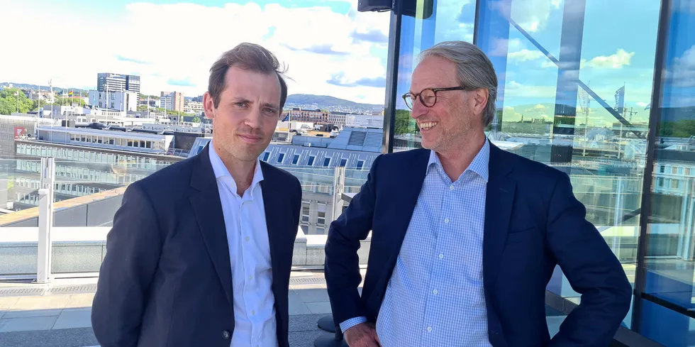 Carl-Emil Kjølås Johannessen (t.v.) og Henning Lund i Pareto Securities skal nå jobbe tett sammen. I sommer, da dette bildet ble tatt, jobbet de på ulike avdelinger, selv om dresskoden av ganske sammenfallende.