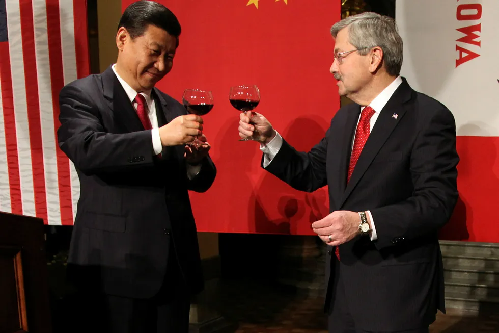Donald Trump planlegger å utnevne Iowa-guvernør Terry Branstad (til høyre) som neste Kina-ambassadør. Han har kjent Kinas president Xi Jinping i over 30 år og blir sett på som en god venn av Kina. Foto: Andrea Melendez/AP/NTB Scanpix