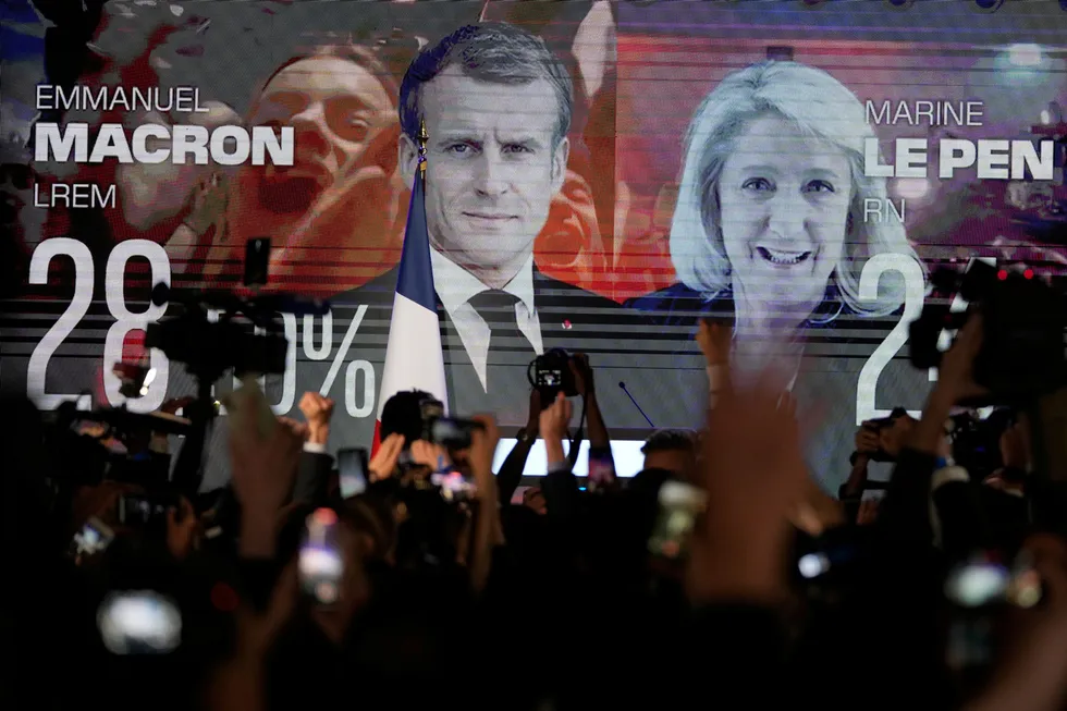 Emmanuel Macron ligger an til en oppslutning på 28,1 prosent i første runde av presidentvalget i Frankrike.