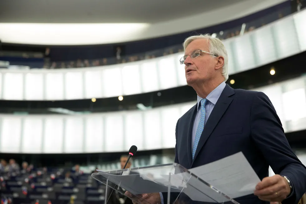 EUs brexitforhandler Michel Barnier tar fredag imot britenes brexitminister til politiske samtaler i Brussel.