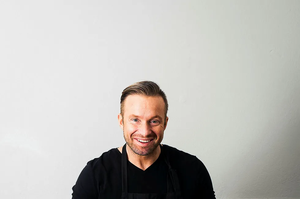Mesterkokk og kroppsbygger Jonas Lundgren serverer treningsmat i kokeboken «Spis Tren Spis». Foto: Simon Bajada/Gursli Berg forlag