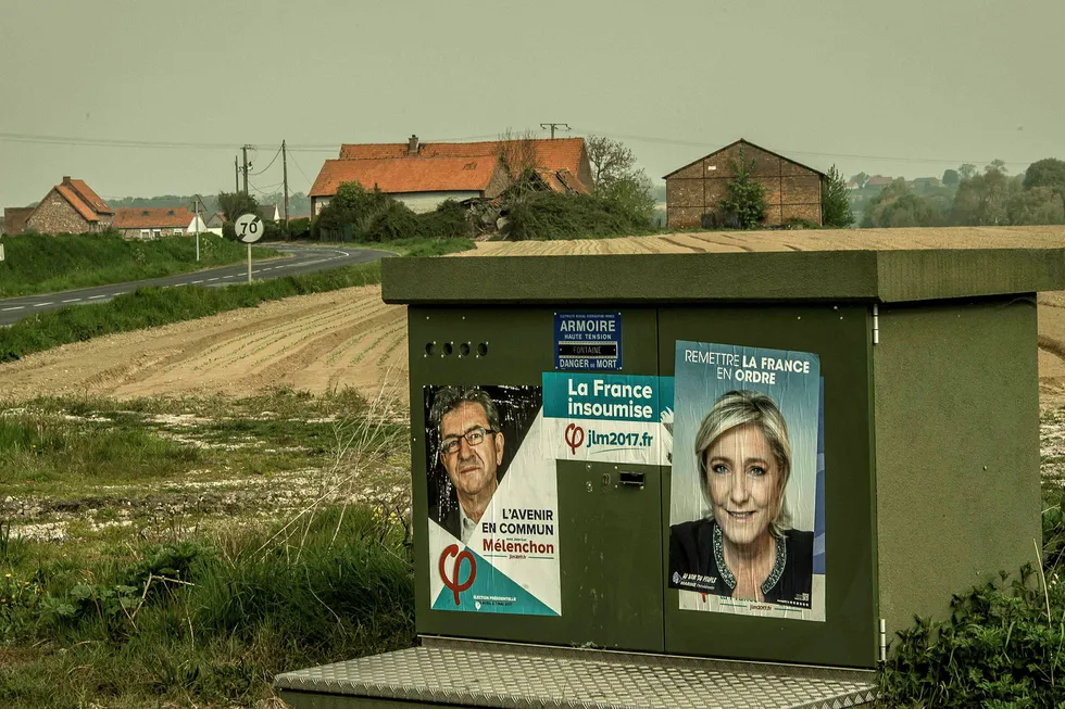 Markedene frykter at ytre venstrekandidaten Jean-Luc Mélenchon (plakaten til venstre) og ytre høyre-kandidaten Marine Le Pen (t.h.) går videre til andre runde av det franske presidentvalget. Bildet ble tatt i Caestre nord i Frankrike fredag, to dager før første runde av presidentvalget søndag. Foto: PHILIPPE HUGUEN / AFP / NTB Scanpix