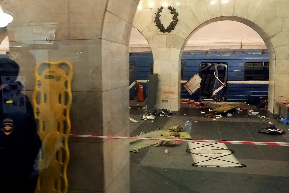En ødelagt t-banevogn på Tekhnologitsjeskij Institut-stasjonen i St. Petersburg etter mandagens bombeangrep. Foto: STR/AFP/NTB Scanpix