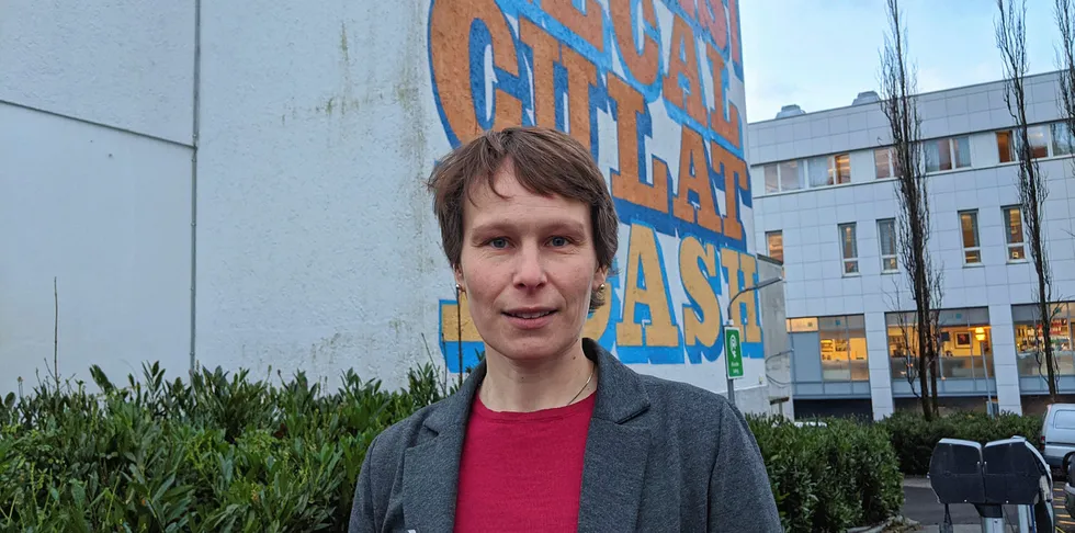 Linda Nøstbakken utenfor graffitiveggen ved NHH.