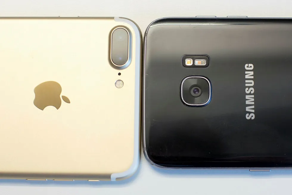 Iphone 7+ (t.v.) og Samsung Galaxy S7 edge er de siste toppmodellene til Apple og Samsung. De to produsentene solgte omtrent like mange telefoner i julesalget. Foto: Magnus Eidem