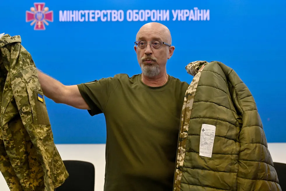 Oleksij Reznikov viser frem militærjakkene som bidro til hans avgang som forsvarsminister.