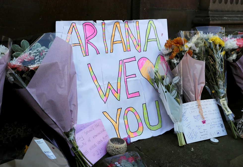 I sentrum av Manchester har mange lagt ned blomster og hilsener etter mandagens angrep. Foto: Darren Staples/Reuters/NTB Scanpix