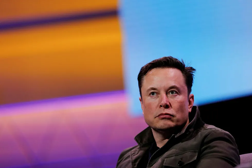 Tesla-topp Elon Musk vil se hvordan deres nyeste Model S klarer seg i duell mot Porsches elbil Taycan.