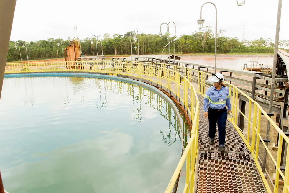 Brasilianske miljømyndigheter vil kreve at Hydro halverer produksjonen ved aluminaraffineriet Alunorte. Her er en av fabrikkens vannbehandlings-dammer. Foto: Foto: Norsk Hydro