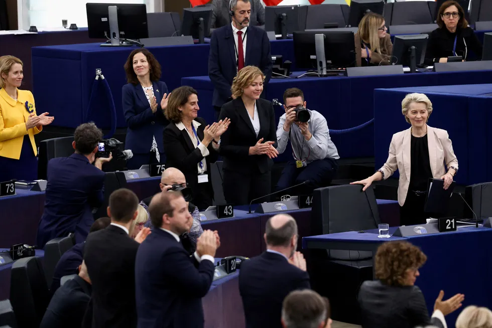 Ursula von der Leyen mottar applaus etter sin tale til Europaparlamentet onsdag 27. november før voteringen over de nye EU-kommissærene.