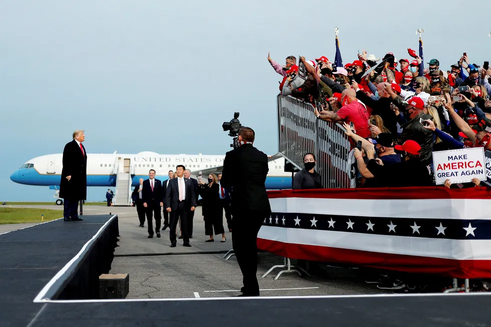 USAs president Donald Trump hilser på tilhengere under et kampanjestopp i Fayetteville i Nord-Carolina.