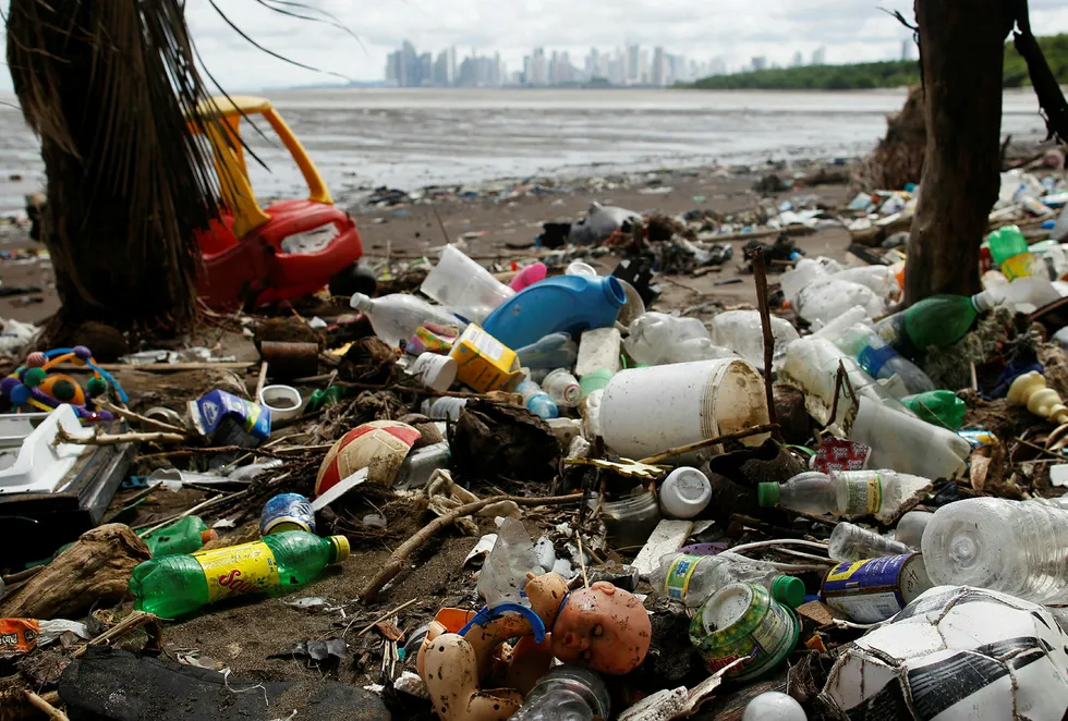 FN-rapport tar til orde for et nytt økonomisk system for å hindre at planeten ødelegges. Bildet viser forsøpling på en strand i nærheten i Panama City.