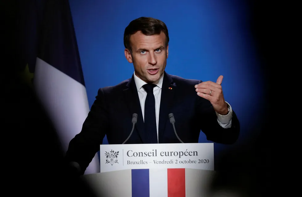 Frankrikes president Emmanuel Macron deltok på EU-toppmøtet i Brussel, som ble avsluttet natt til fredag. Etter møtet krevde han at Tyrkia må forklare hvorfor jihadister angivelig har kunnet dra fra Syria via Tyrkia til Aserbajdsjan.