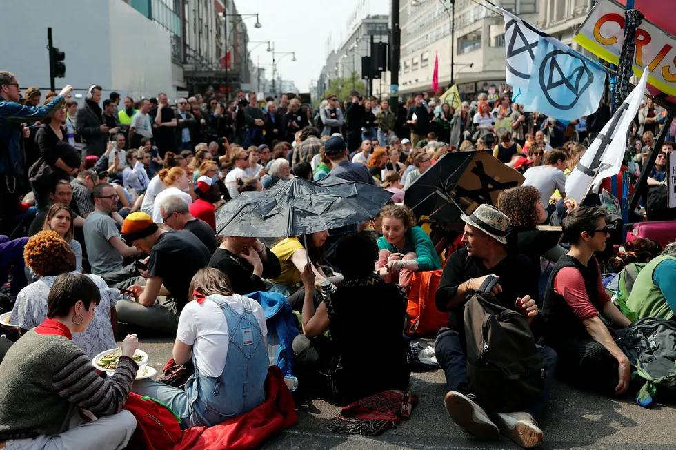 Demonstranter blokkerer Oxford Circus i London som en del av klimaprotestene arrangert av klimaaktivistgruppen Extinction Rebellion.