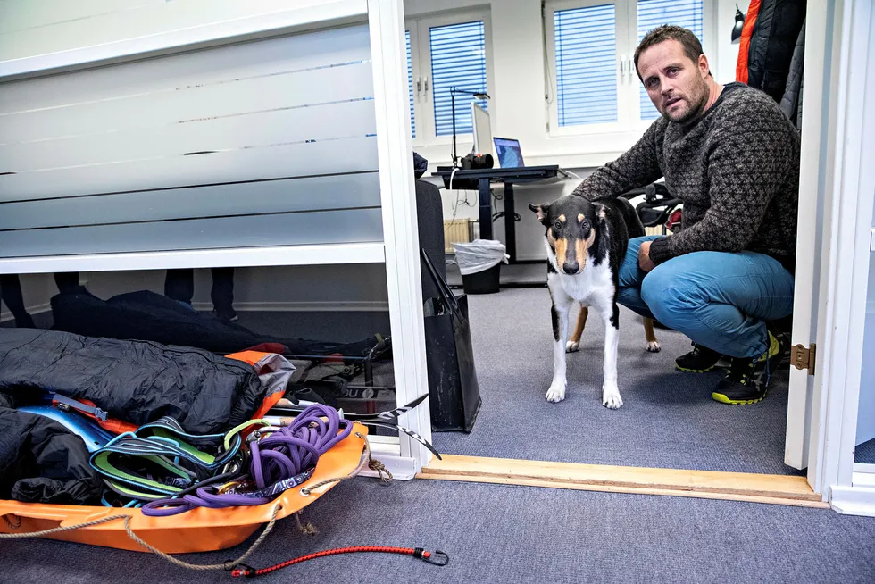 Jesper Melin drar til Grønland i tre måneder for å teste ut et nytt prosjekt for Pasientsky. Hunden Codee må være hjemme.