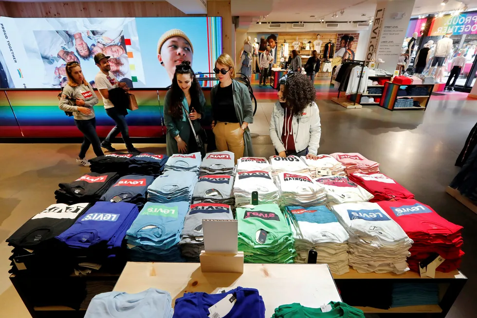 Kunder ser på T-skjorter i Levi's-butikken på Times Square i New York. Amerikansk statistikk viser en nedgang i forbruket i USA i september.